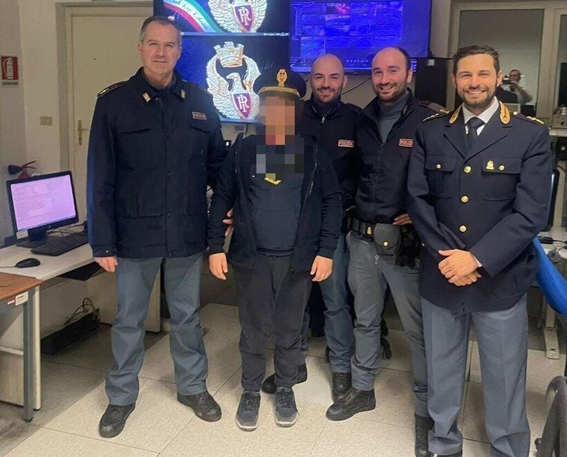 Pisa, ritrovato in centro dai poliziotti bimbo di 10 anni sparito da casa: «Così lo abbiamo calmato e ottenuto la sua fiducia»