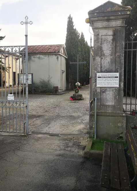 Aggredita dentro il cimitero