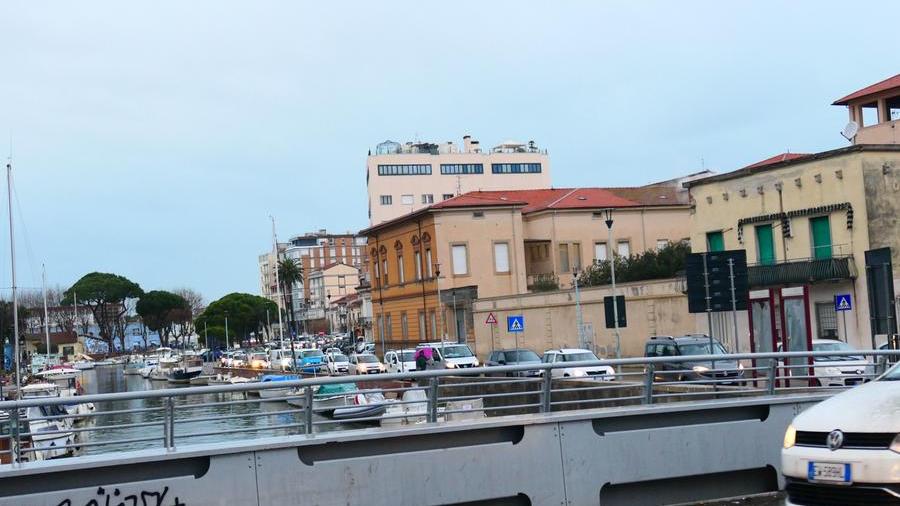 Chiuso un tratto di via Coppino, Darsena in tilt