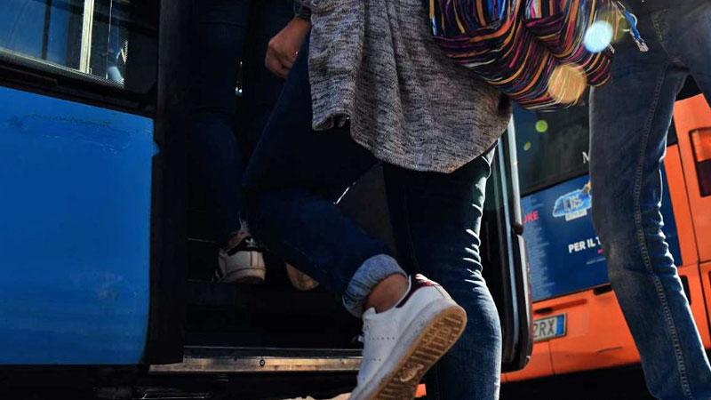 Pontedera, botte tra alunni delle medie sul bus: stop alla corsa e scatta la denuncia