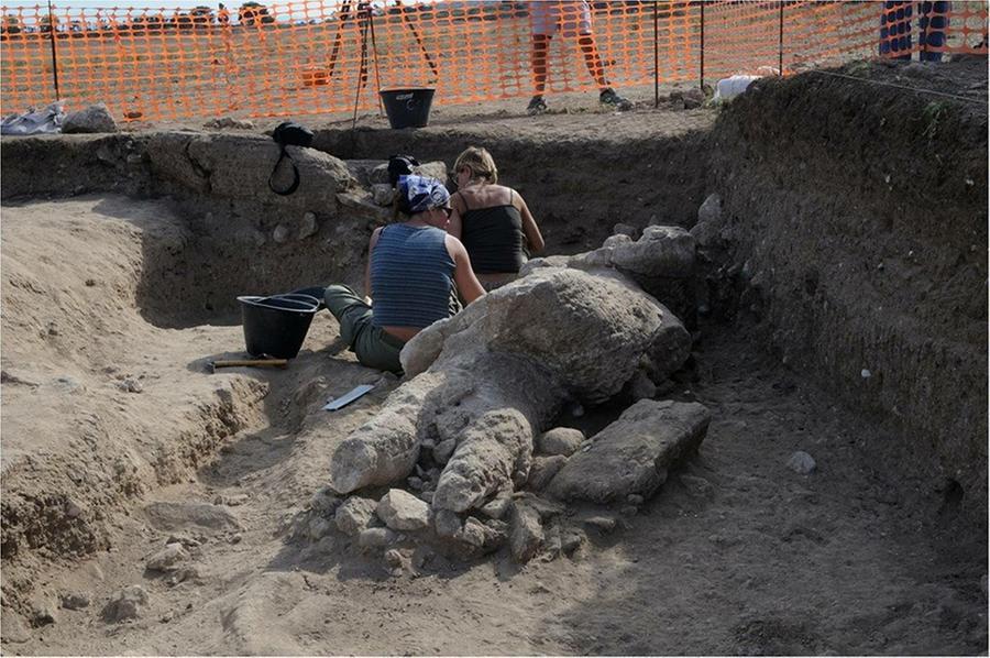 
	Lo scavo di uno dei Giganti

