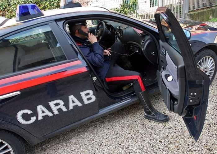 Capannori, segrega in casa moglie e vicina e le minaccia con la lama del coltello
