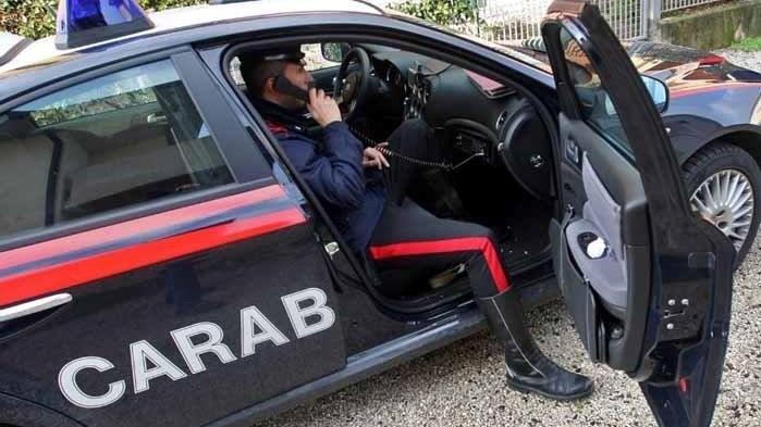 Capannori, segrega in casa moglie e vicina e le minaccia con la lama del coltello