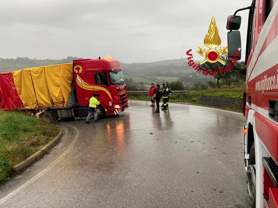 Tir sbanda e finisce nel canale di scolo, paura per un camionista a Montespertoli