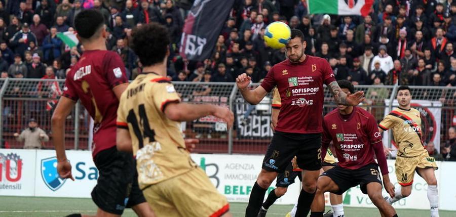 
	Martinelli allo stacco aereo nel match con la Lucchese&nbsp;

