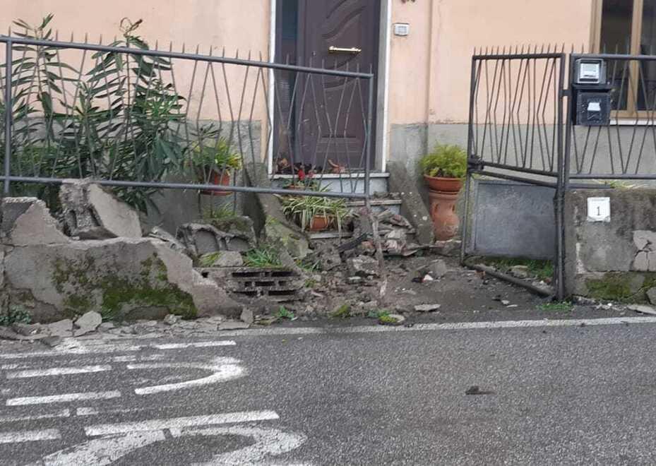 Sfonda il muretto con l’auto e scappa. Poi sui social ammette: «Sì, sono stato io»
