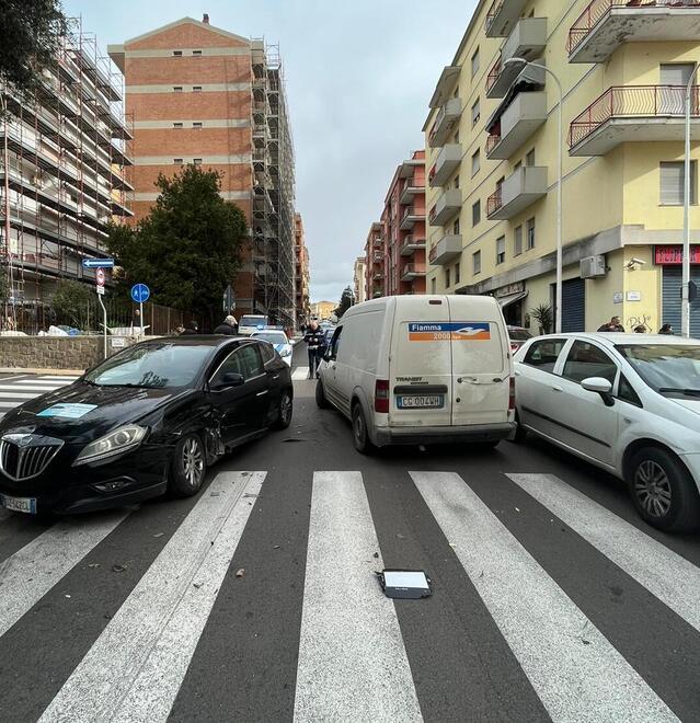 Sassari, ruba furgone carico di bombole causa un incidente e fugge a piedi