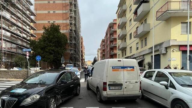 Sassari, ruba furgone carico di bombole causa un incidente e fugge a piedi