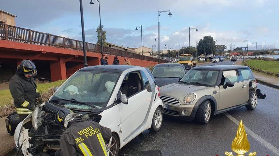 Olbia, scontro fra tre auto in via Escrivà: due feriti