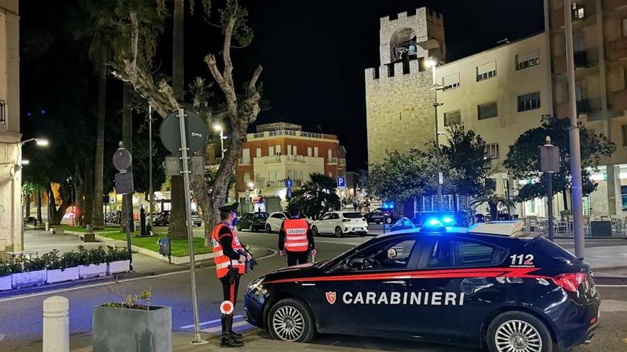 Una pattuglia dei carabinieri in piazza Roma durante un controllo