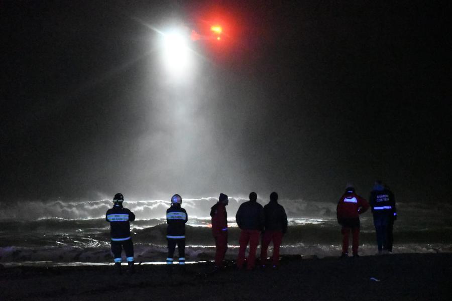
	Il punto dove &egrave; stato trovato il cadavere in mare (foto Claudio Cuffaro)


