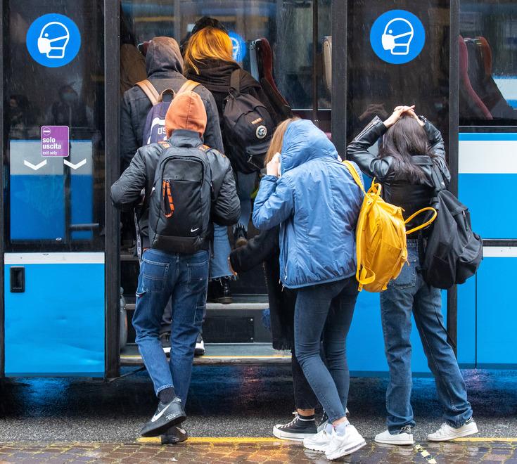 Studenti in piedi sul bus. I genitori di Ostellato arrabbiati e preoccupati