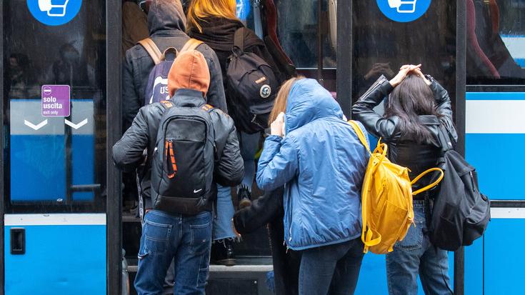 Studenti in piedi sul bus. I genitori di Ostellato arrabbiati e preoccupati