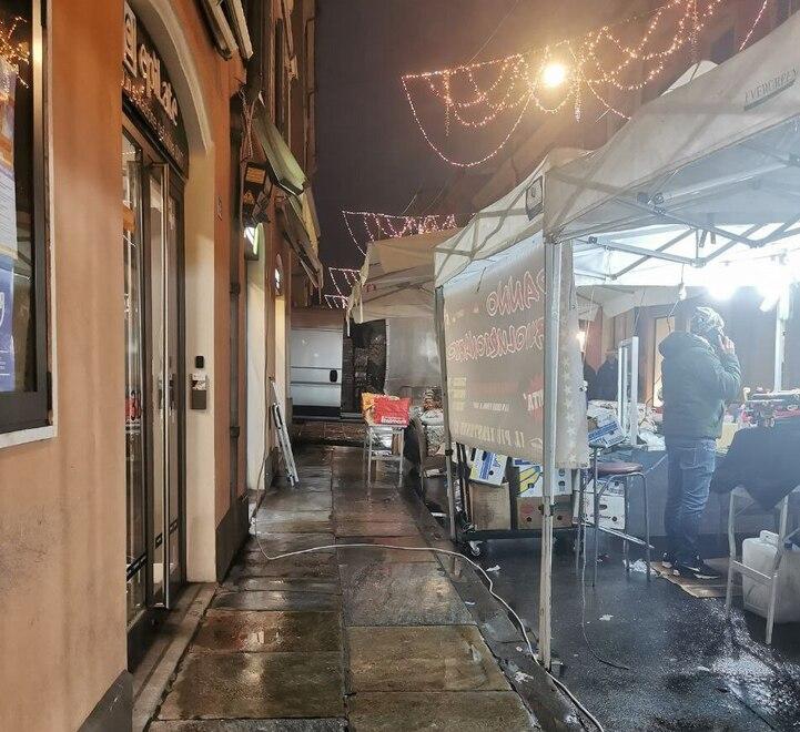 Modena. Lamentele per la fiera: «Il mio negozio oscurato dai banchi» 