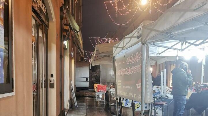 Modena. Lamentele per la fiera: «Il mio negozio oscurato dai banchi»