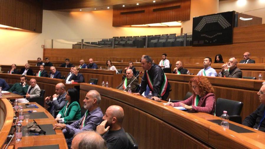 Il sindaco di Lula Mario Calia nel suo intervento in consiglio regionale con gli altri colleghi sindaci del Nuorese (foto Mario Rosas)
