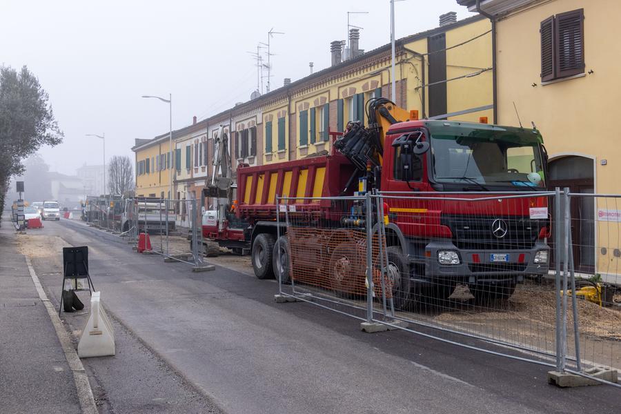 Ferrara, i disagi dei lavori in via Darsena. I negozianti: «Guadagni in calo»