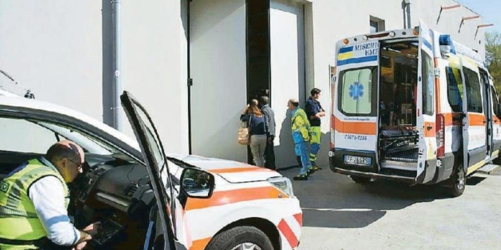 I soccorsi fuori dalla sede della ditta