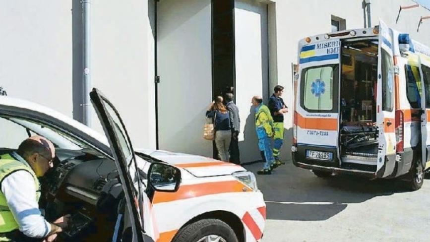 I soccorsi fuori dalla sede della ditta