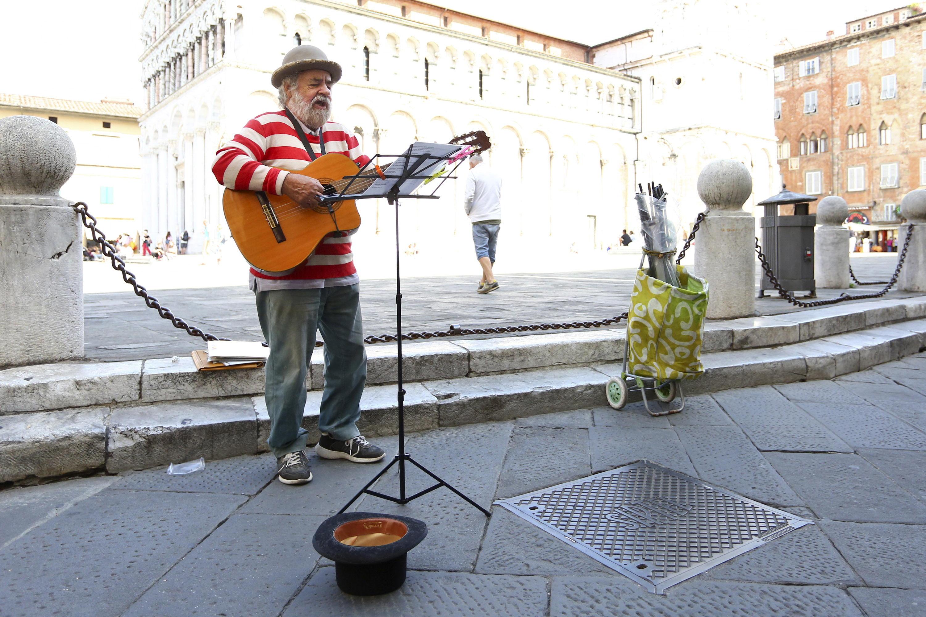 La malattia e la rinascita, il cantastorie lucchese Gildo si racconta: «Ora sono più forte»