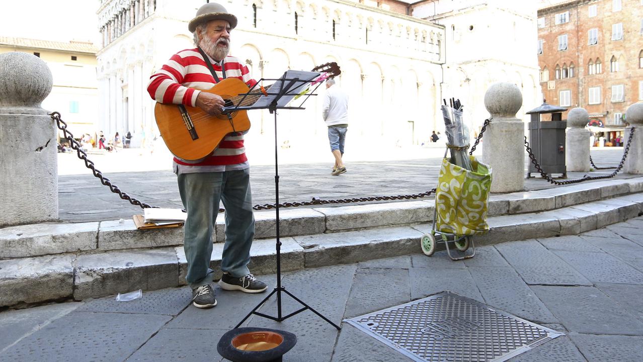La malattia e la rinascita, il cantastorie lucchese Gildo si racconta: «Ora sono più forte»
