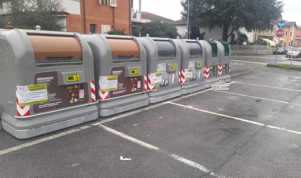Montecatini, quattro posteggi per le auto tagliati fuori dai cassonetti
