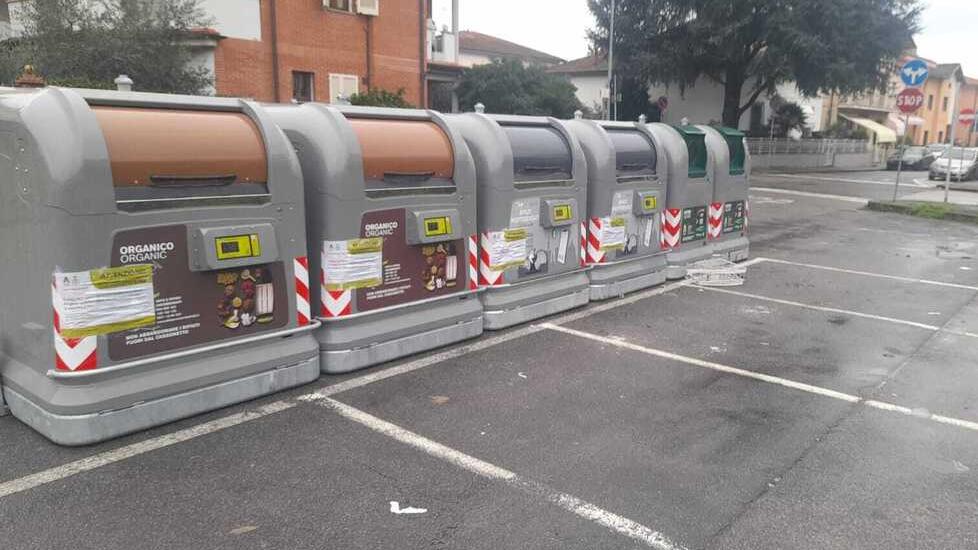 Montecatini, quattro posteggi per le auto tagliati fuori dai cassonetti