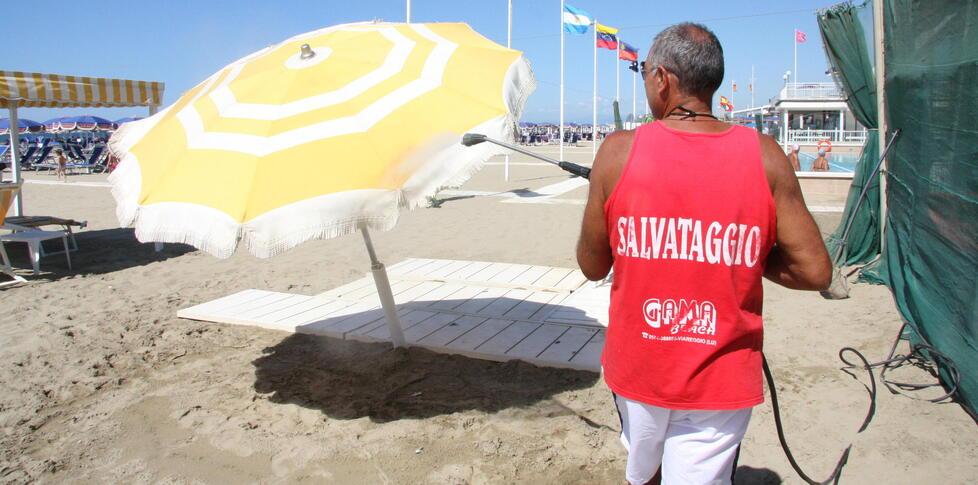 I curriculum per fare i bagnini tutti allo stesso indirizzo mail: così funziona la selezione in Versilia