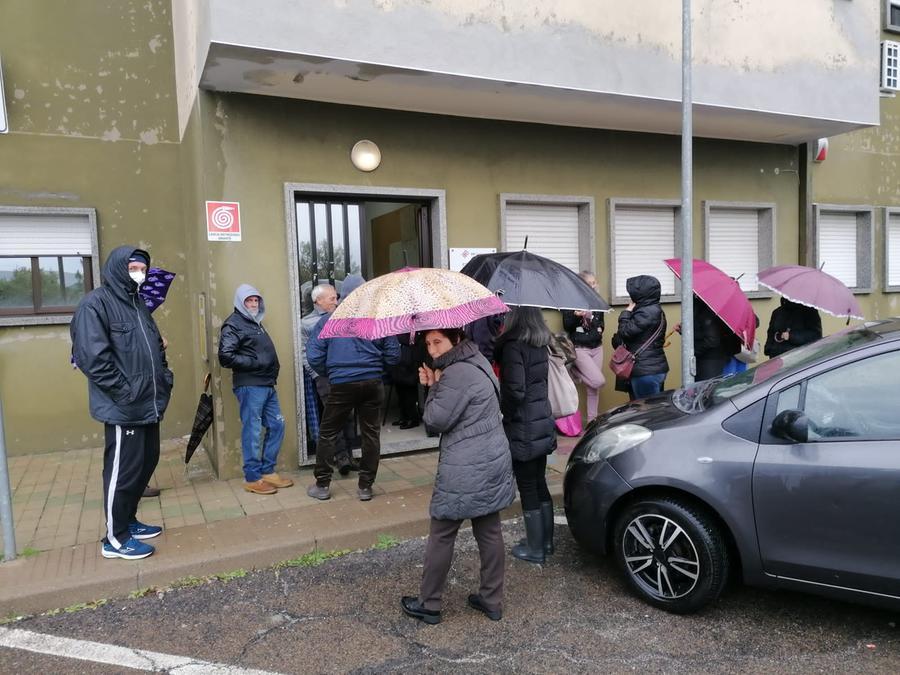 
	La situazione fuori dai locali della farmacia territoriale ad Ales

