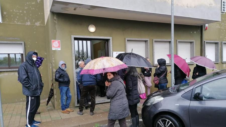La situazione fuori dai locali della farmacia territoriale ad Ales