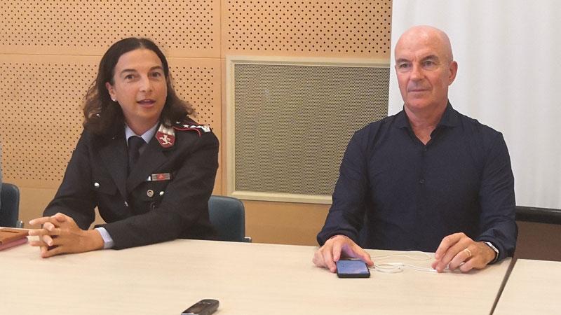 Annalisa Maritan e il sindaco  Salvetti nel giorno della presentazione dei nuovi agenti della Municipale assunti. Livornese, 47 anni, dal febbraio 2020 è comandante nella sua città