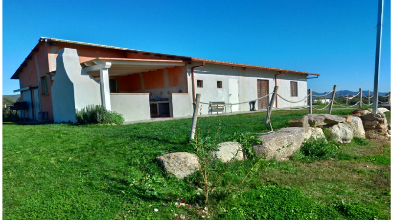 Olbia, sala delle feste al posto della stalla per la mungitura: la polizia locale sequestra un edificio in campagna