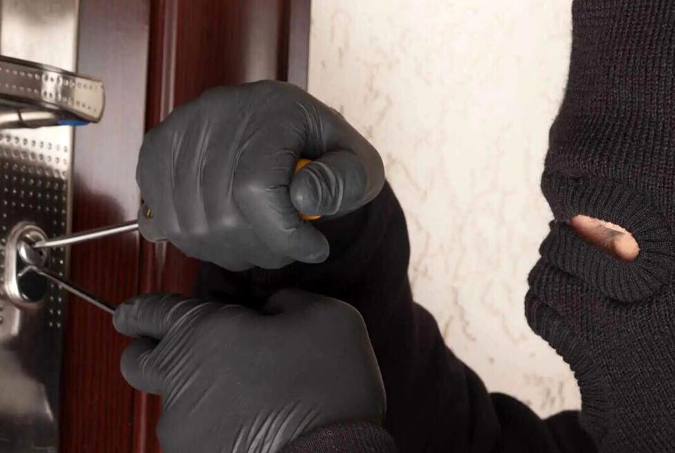 Monsummano, colto sul fatto il ladro “educato” si scusa del disturbo e se ne va