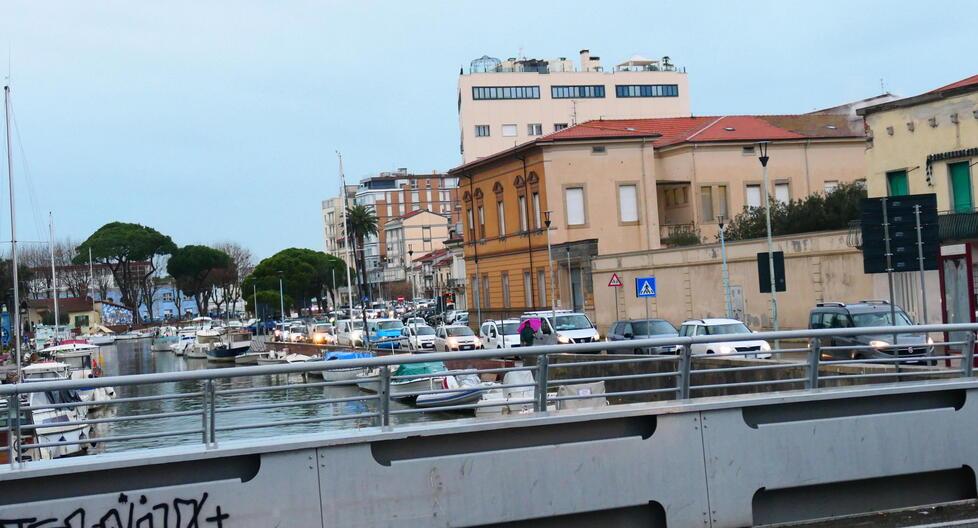 Caos in Darsena, imbottigliata per ore. Traffico in tilt anche in altre zone della città