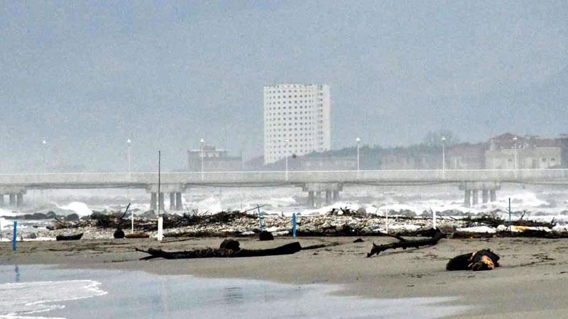 Mareggiata, sos dei balneari massesi: «Mangiati 20 metri di spiaggia»