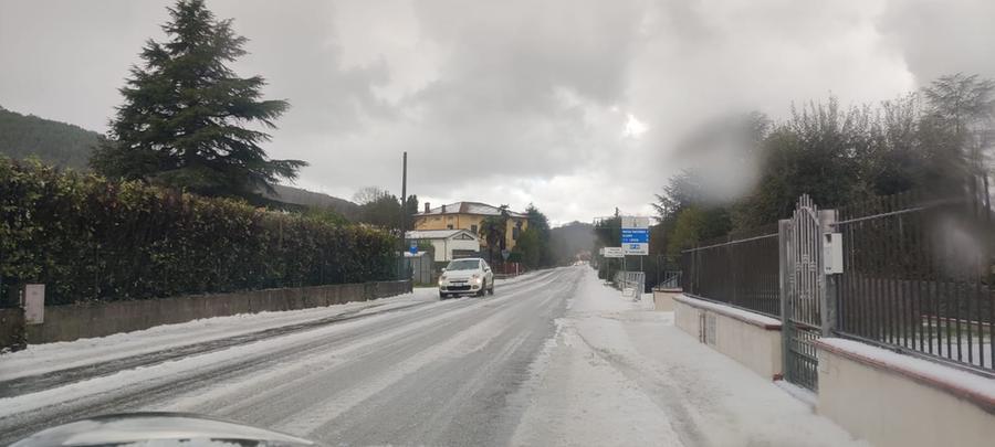 Forte grandinata, strade imbiancate tra Lucca e Capannori – Foto