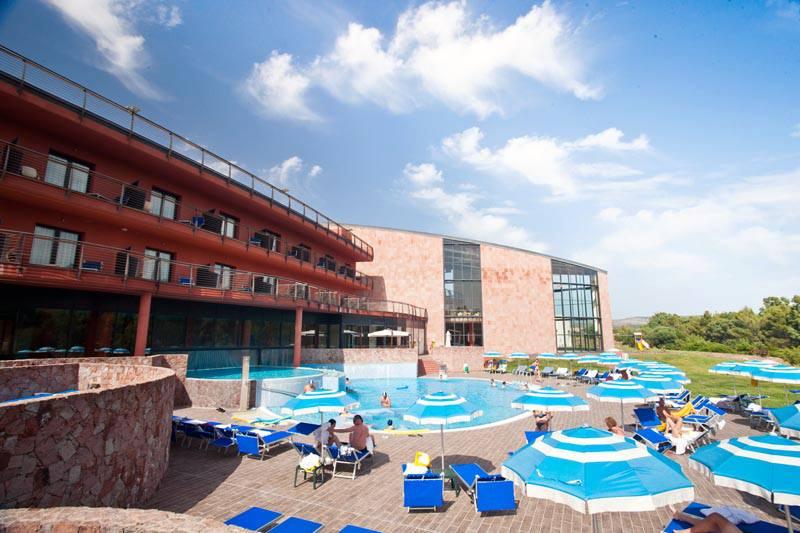 
	Una veduta delle piscine esterne alle terme di Fordongianus

