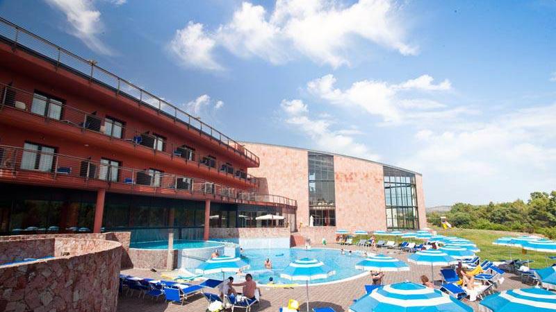 Una veduta delle piscine esterne alle terme di Fordongianus