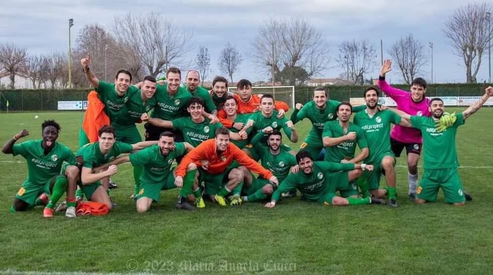 In basso la festa dopo la vittoria sulla Massese (foto Cenaia MariaAngela Ciucci)