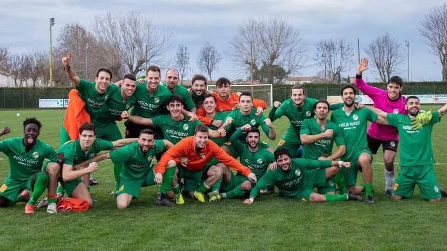 In basso la festa dopo la vittoria sulla Massese (foto Cenaia MariaAngela Ciucci)