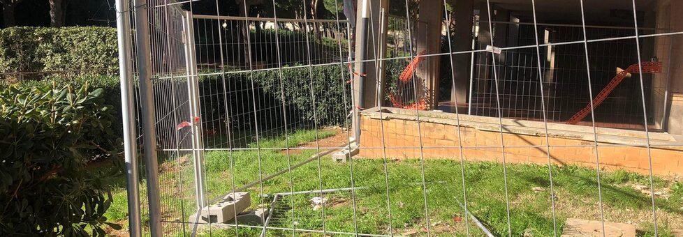 I lavori non partono e dal palazzo volano calcinacci