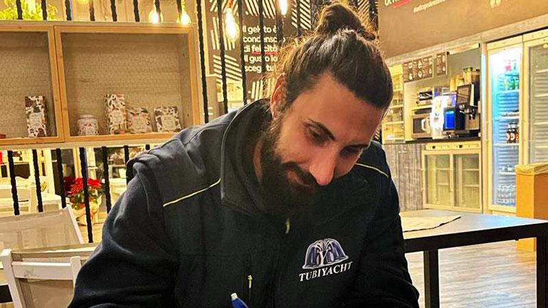 
	L&rsquo;attaccante classe &rsquo;91 Alessio Randi firma il contratto con il Vada: il nuovo giocatore si sta gi&agrave; allenando con i granata

