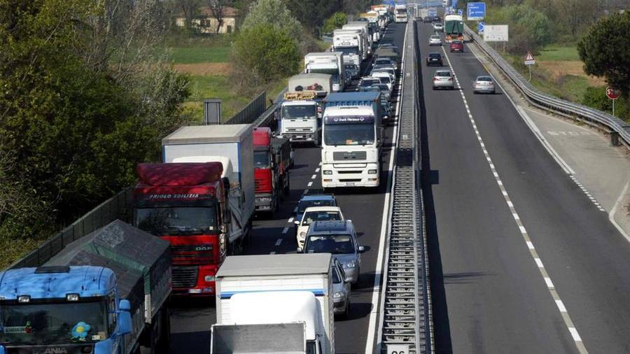 Pedaggio sulla Fi-Pi-Li, i camionisti pronti a manifestare: «A passo di lumaca sulla superstrada»