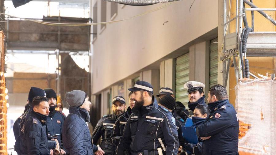 Controlli Polizia Locale e di Stato Viale Crispi con cane antidroga Pit