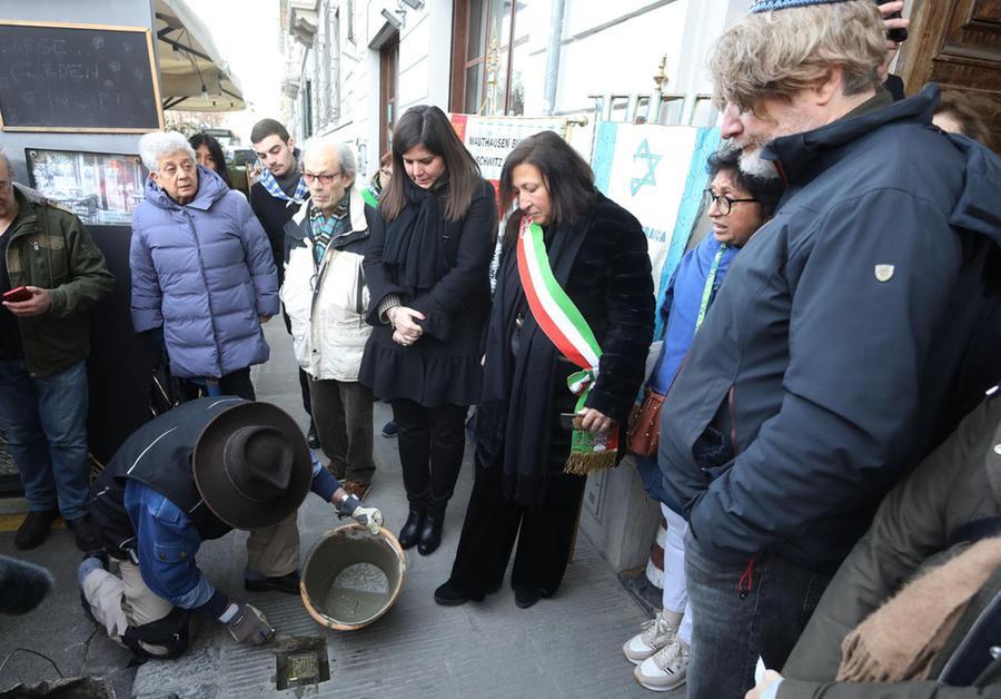 Firenze, imbrattata una pietra d’inciampo in via Aretina. La ripulisce un cittadino