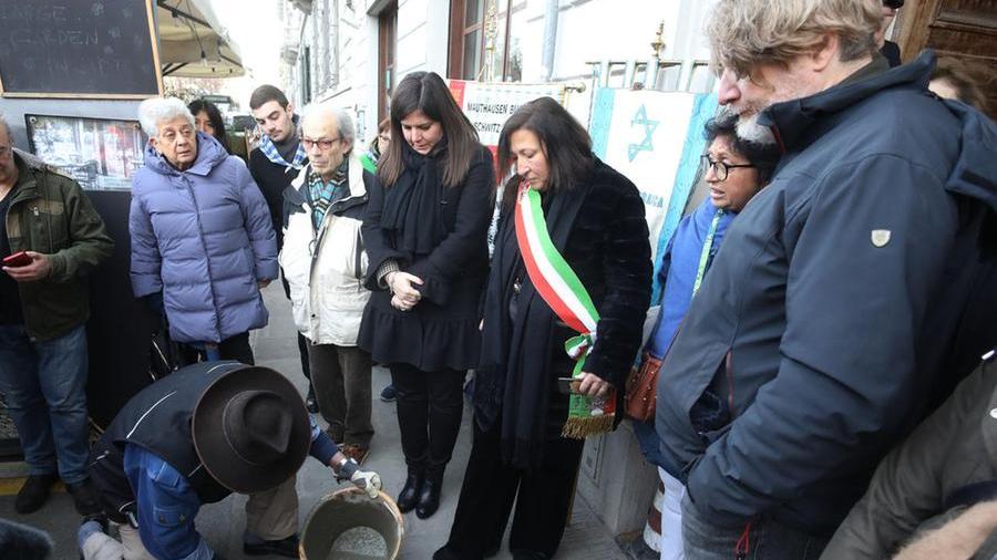 Firenze, imbrattata una pietra d’inciampo in via Aretina. La ripulisce un cittadino