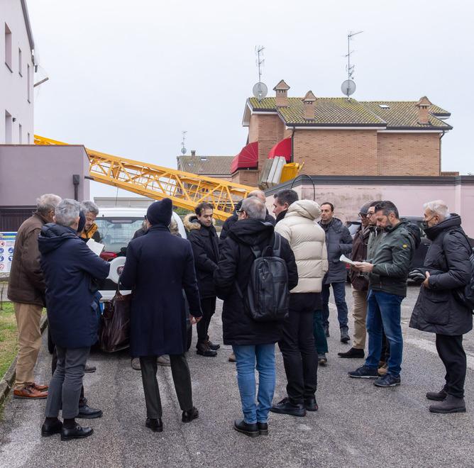 Gru crollata a Boara. Stabiliti i tempi, rimozione vicina «Vediamo la luce»