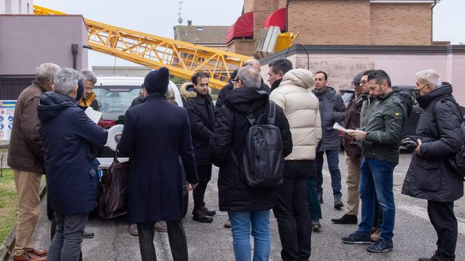 Gru crollata a Boara. Stabiliti i tempi, rimozione vicina «Vediamo la luce»