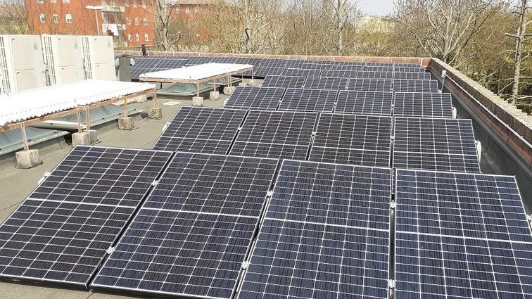 Nonantola. Poste installa sul tetto i pannelli fotovoltaici Rispamierà il 5%