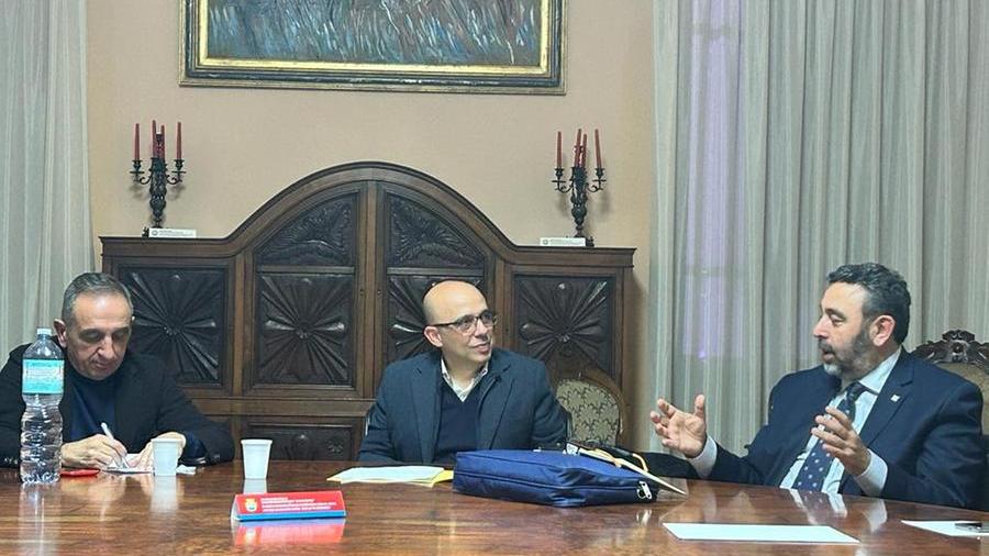 Il sindaco al centro con l'assessore Doria a destra e il direttore della Asl Serusi a sinistra